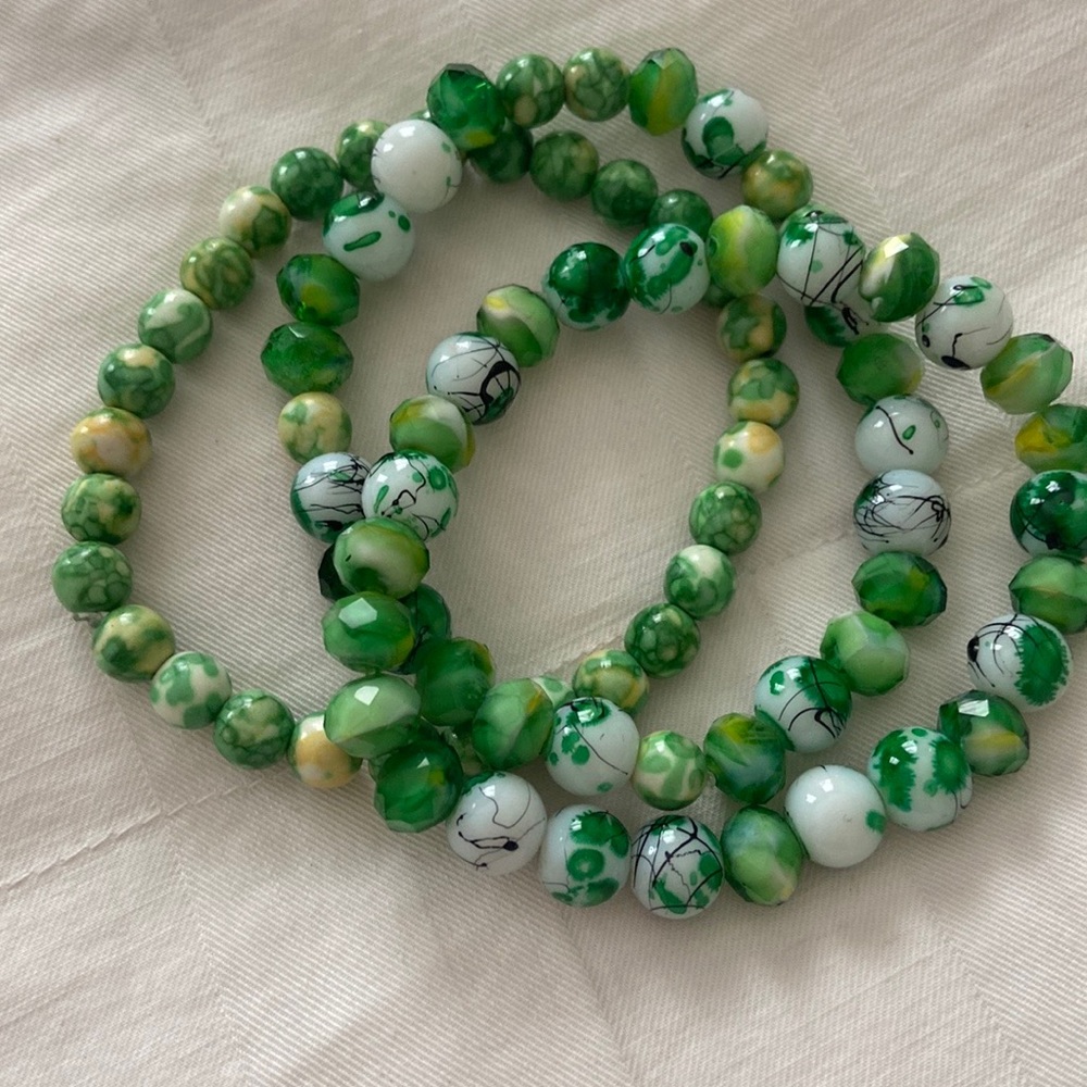 Set a three green stacking bracelets!